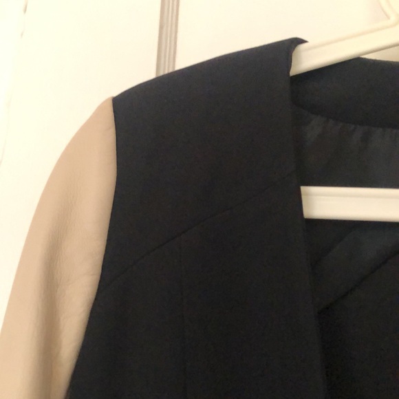 Judith et Charles Black and Tan Leather Sleeve Cropped Blazer - Picture 2 of 7